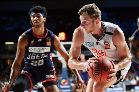 Melbourne United wins seventh straight game