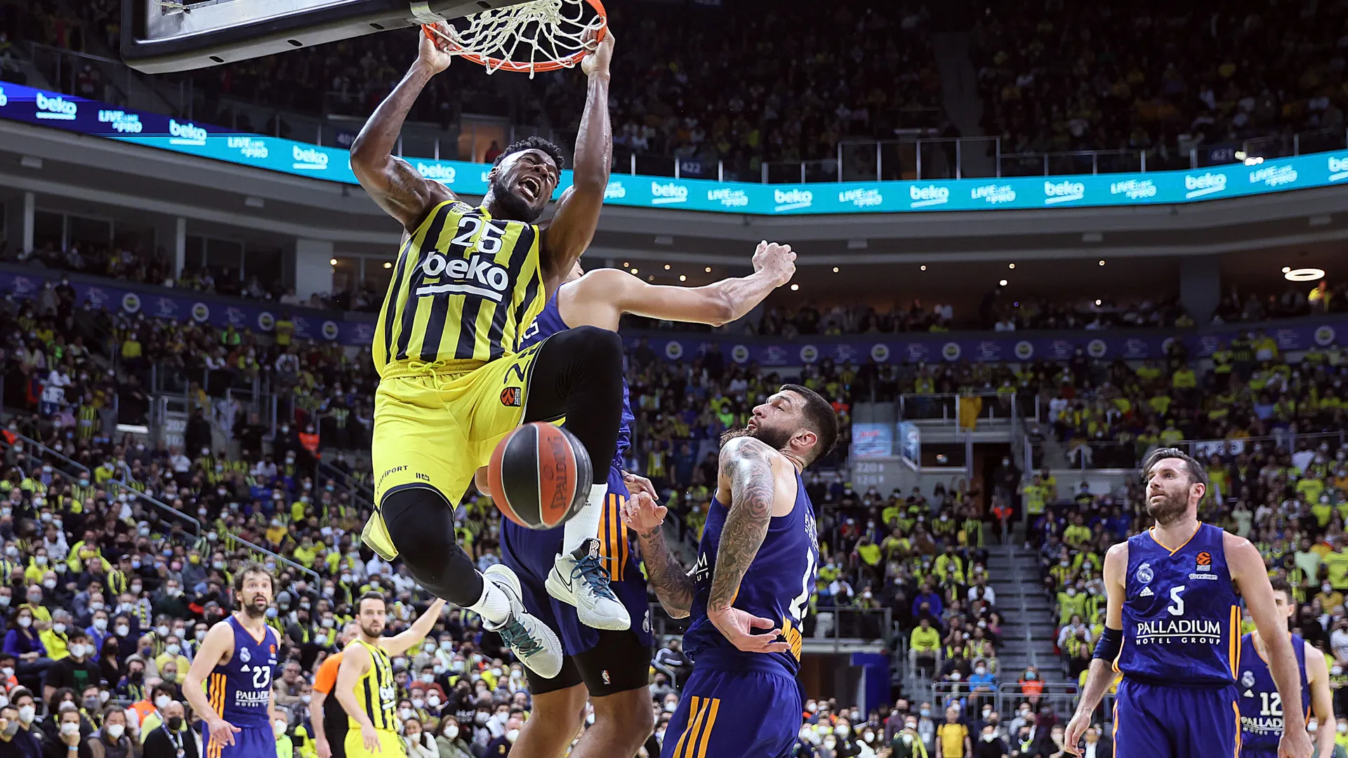 Fenerbahce and Milan capitalize in Euroleague make-ups